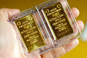 Vàng SJC đảo chiều giảm nhẹ trong khi vàng thế giới tiếp tục tăng