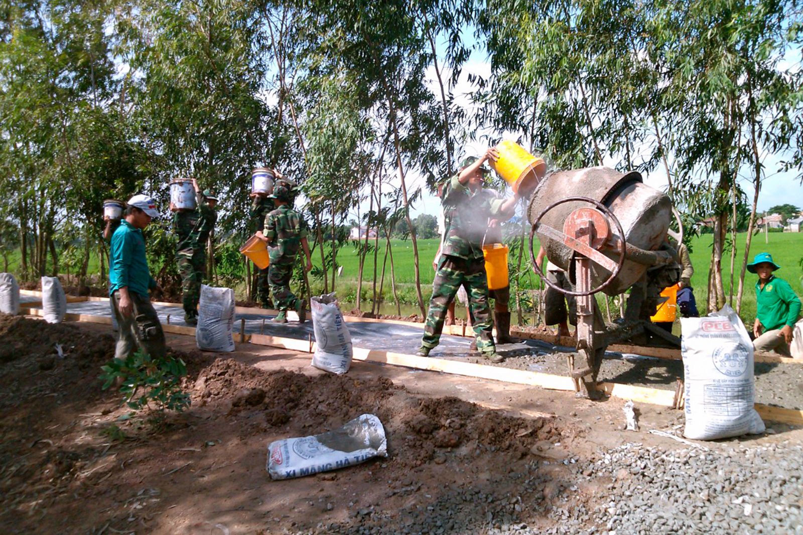 Đoàn viên, thanh niên Tiểu đoàn Huấn luyện - Cơ động Bộ đội Biên phòng tỉnh tham gia làm đường, xây dựng nông thôn mới trên địa bàn đóng quân