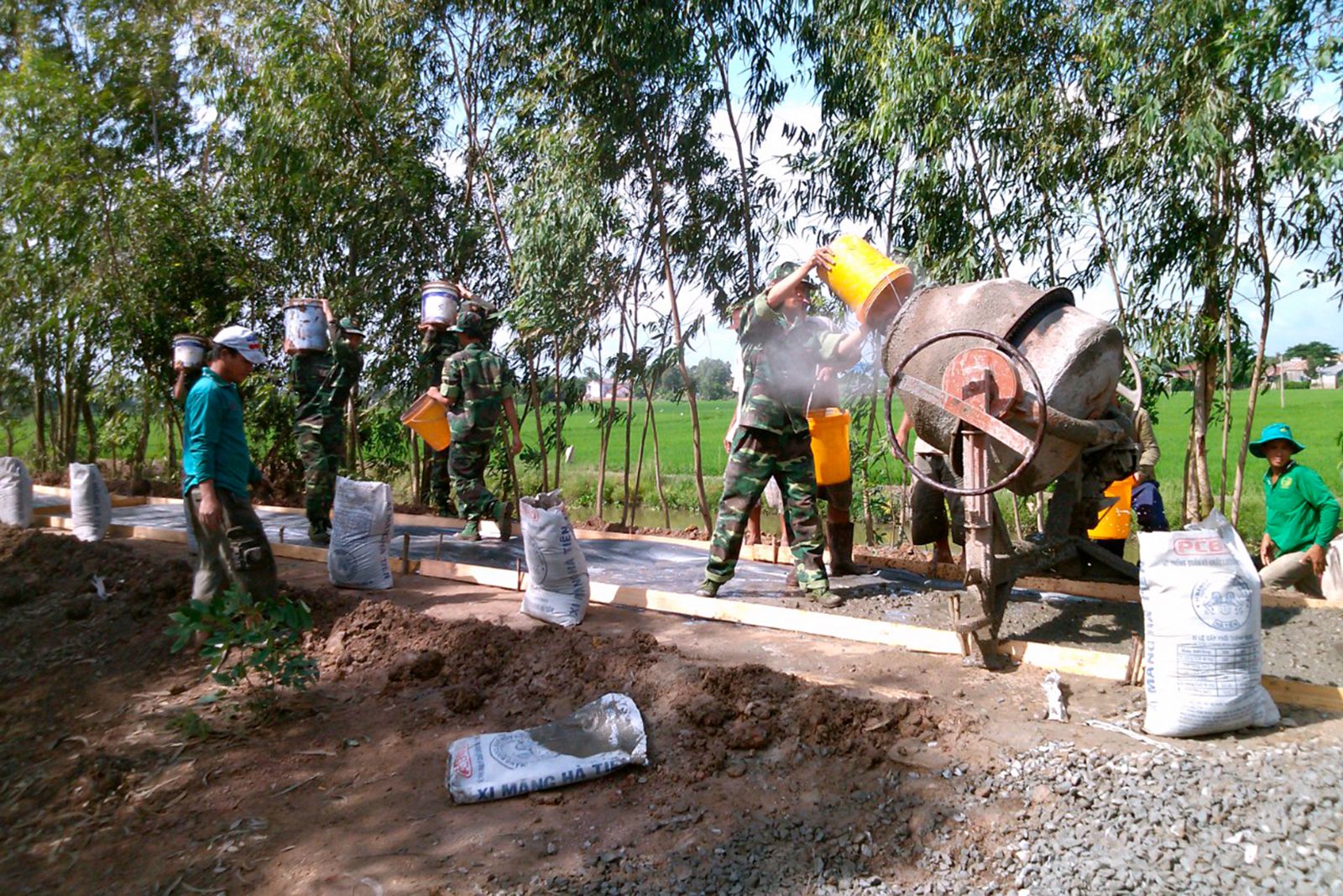 Tuổi trẻ Bộ đội biên phòng tỉnh: Đoàn kết, kỷ cương, dân chủ, năng động, trách nhiệm Đoàn viên, thanh niên Tiểu đoàn Huấn luyện - Cơ động Bộ đội Biên phòng tỉnh tham gia làm đường, xây dựng nông thôn mới trên địa bàn đóng quân