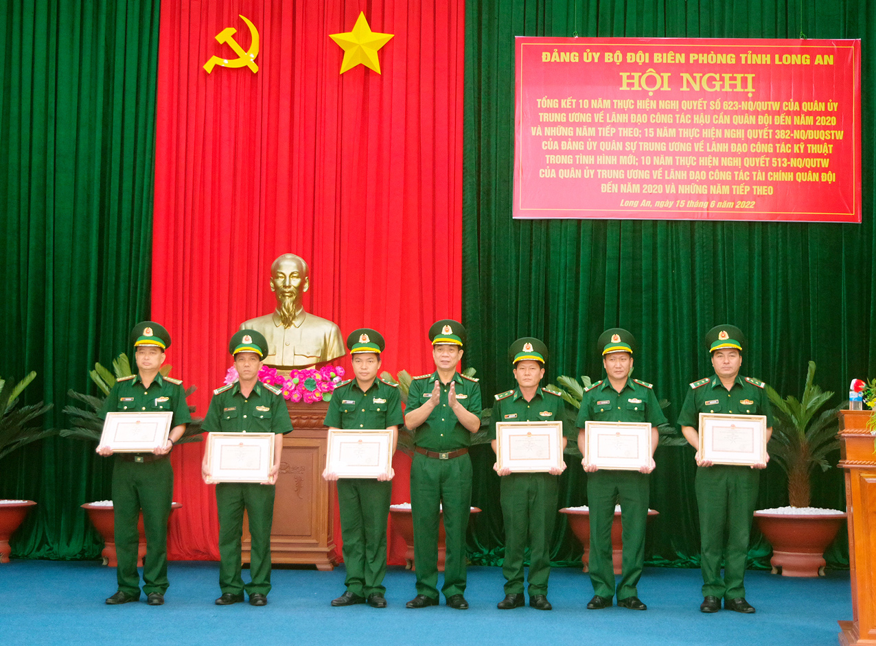 Các tập thể, cá nhân có thành tích xuất sắc trong thực hiện các Nghị quyết của Quân ủy Trung ương về công tác hậu cần, kỹ thuật, tài chính được biểu dương, khen thưởng 