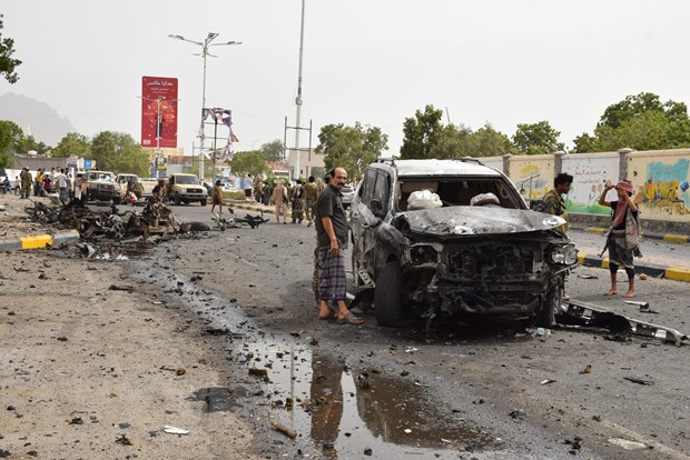 Lực lượng an ninh điều tra tại hiện trường vụ đánh bom xe ở Aden, Yemen, ngày 29/6/2022. (Ảnh: THX/TTXVN)