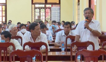 Bí thư Huyện ủy Tân Trụ tiếp xúc, đối thoại với người dân