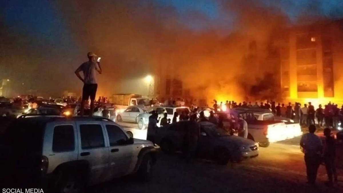 Người biểu tình đốt phá tòa nhà quốc hội ở Tobruk. Ảnh: skynewsarabia