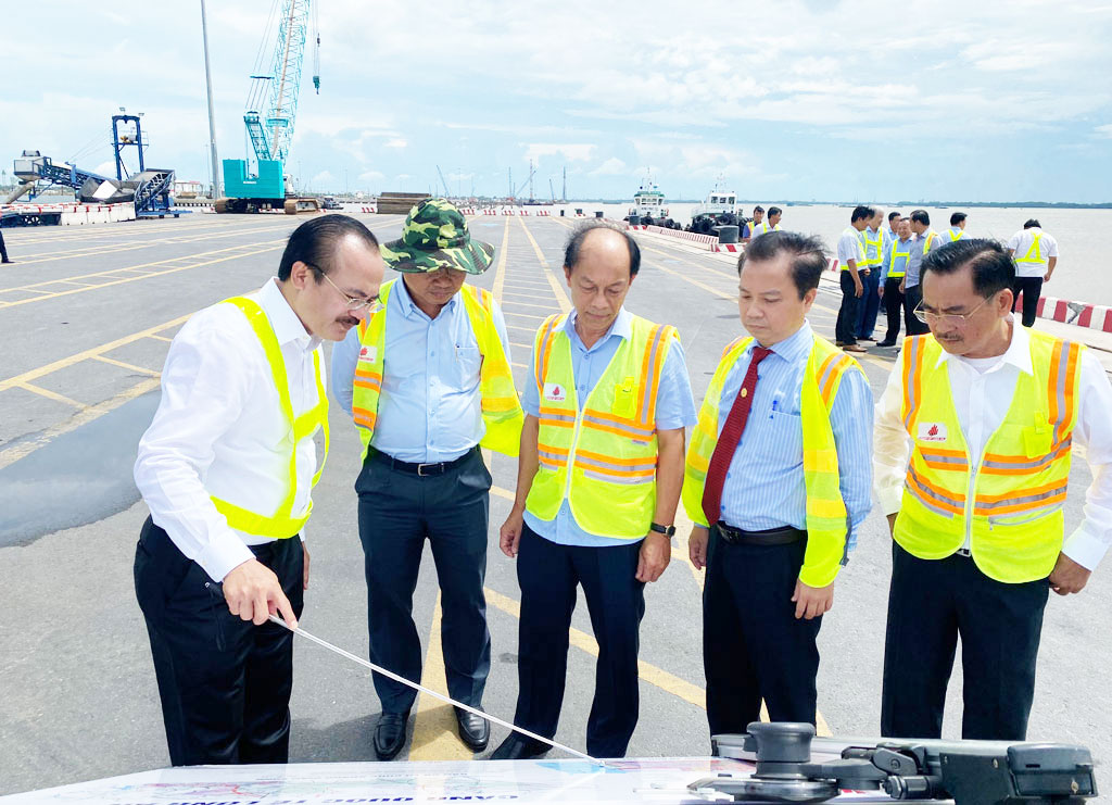 Đảng bộ quận 6, TP.HCM và Đảng bộ huyện Cần Giuộc tham quan, làm việc tại Cảng Quốc tế Long An