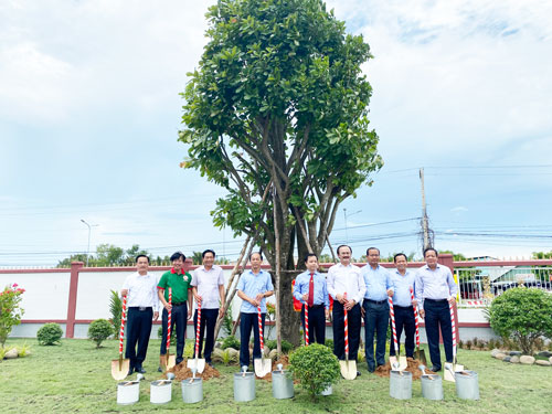 Đảng bộ quận 6, TP.HCM và Đảng bộ huyện Cần Giuộc tham quan, làm việc tại Cảng Quốc tế Long An