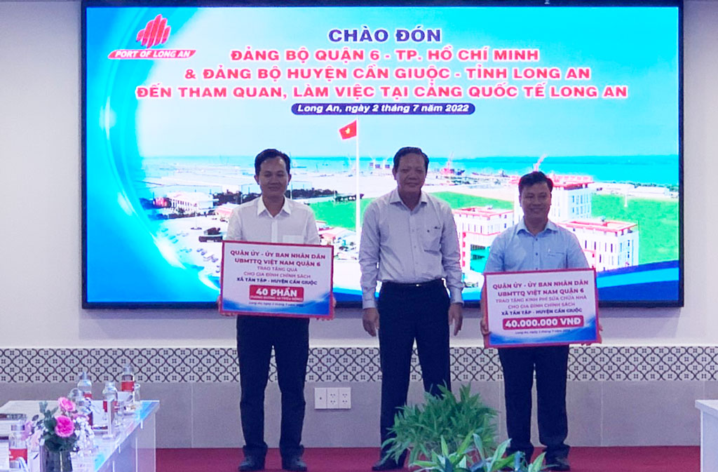 Đảng bộ quận 6, TP.HCM và Đảng bộ huyện Cần Giuộc tham quan, làm việc tại Cảng Quốc tế Long An