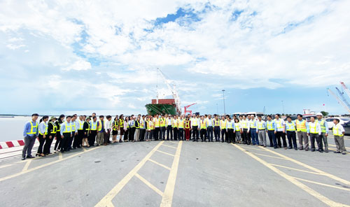 Đảng bộ quận 6, TP.HCM và Đảng bộ huyện Cần Giuộc tham quan, làm việc tại Cảng Quốc tế Long An