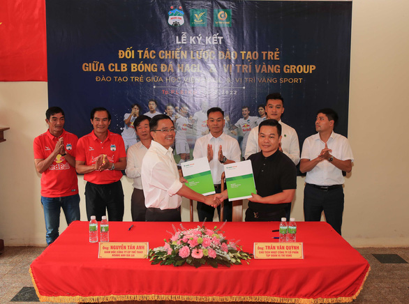 Ông Trần Văn Quỳnh (phải) trong lễ ký kết tài trợ cho chương trình đào tạo với Học viện bóng đá Hoàng Anh Gia Lai - Ảnh: ANH MINH