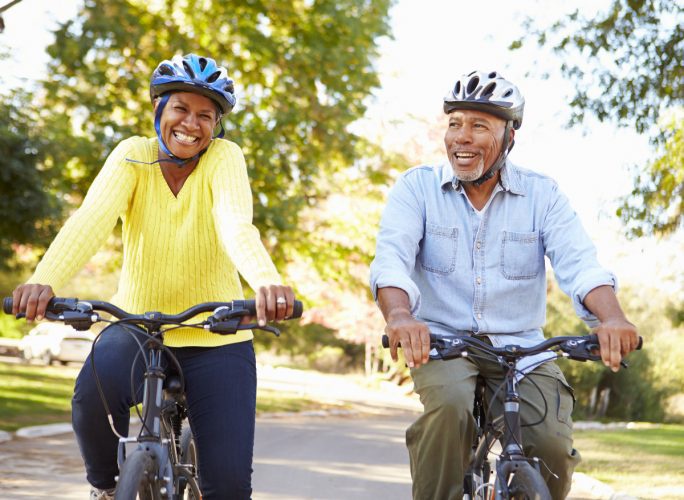 Đạp xe là một hình thức tập thể dục tuyệt vời cho những người bị viêm xương khớp vì nó ít tác động và ít gây căng thẳng cho khớp. Ảnh SHUTTERSTOCK