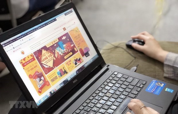 Xử lý vi phạm, gian lận trên sàn thương mại điện tử vẫn gặp khó Mua sắm online (Ảnh: Mỹ Phương/TTXVN)