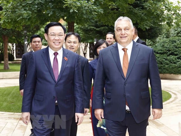 Thủ tướng Hungary Viktor Orbán đón Chủ tịch Quốc hội Vương Đình Huệ. (Ảnh: Doãn Tấn/TTXVN)