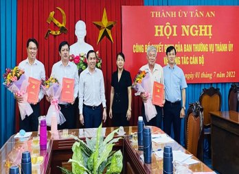 TP.Tân An công bố quyết định về công tác cán bộ