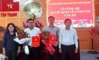 Tân Thạnh công bố các quyết định về công tác cán bộ Tân Thạnh công bố các quyết định về công tác cán bộ