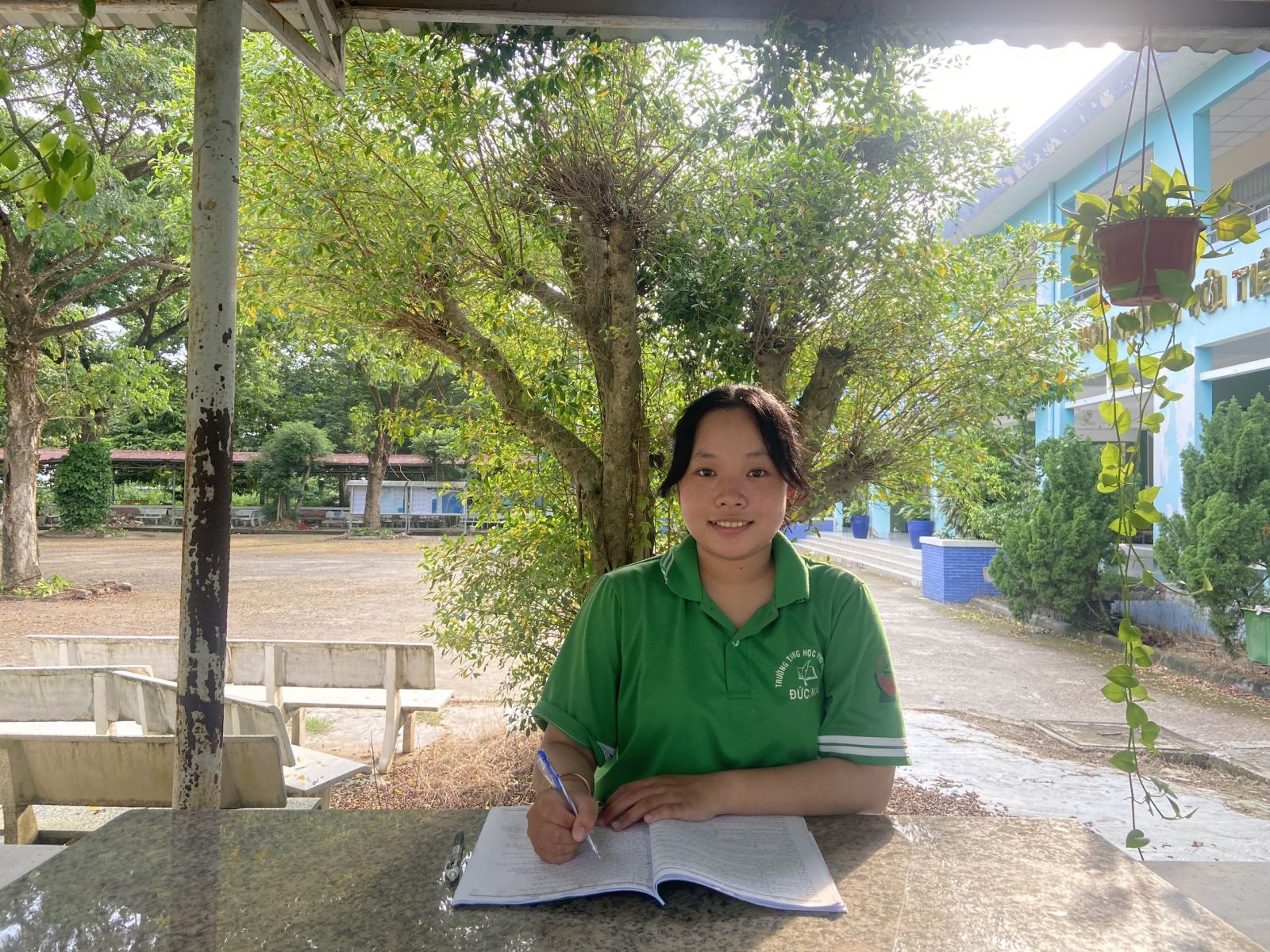 Vượt qua khó khăn, em Nguyễn Thị Cẩm Tiên duy trì thành tích 12 năm liền là học sinh giỏi
