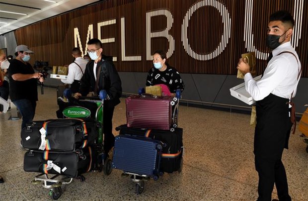 Hành khách tại sân bay quốc tế Melbourne (Australia) ngày 21/2/2022. (Ảnh: AFP/TTXVN)