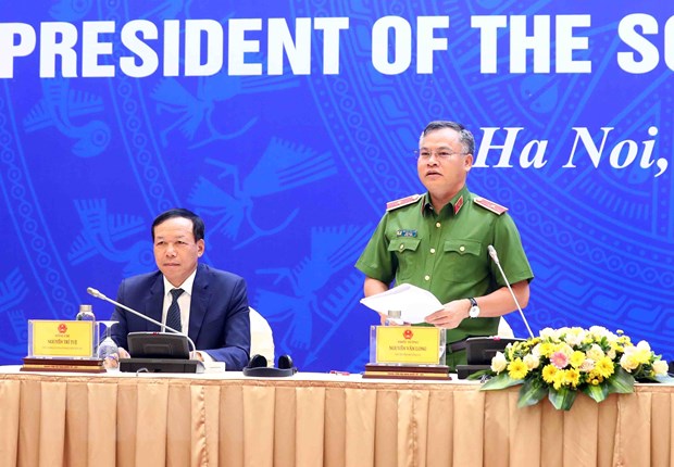 Thiếu tướng Nguyễn Văn Long, Thứ trưởng Bộ Công an trả lời câu hỏi của phóng viên các cơ quan thông tấn, báo chí trong nước và quốc tế. (Ảnh: Phạm Kiên/TTXVN)