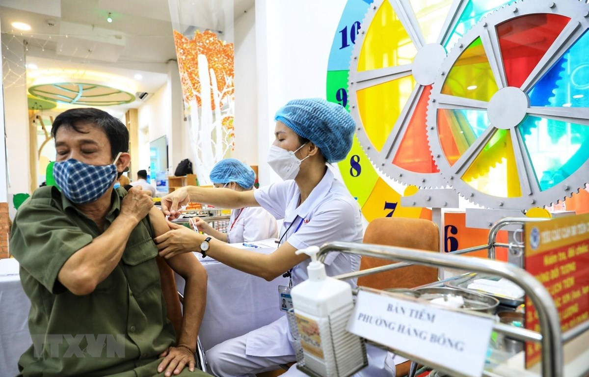 Việt Nam là một trong số những quốc gia có tỷ lệ tiêm vaccine phòng COVID-19 cao nhất thế giới. (Ảnh: TTXVN/Vietnam+)