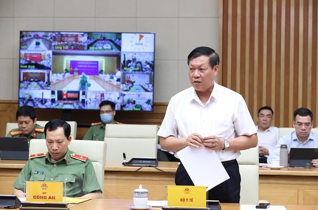 Thứ trưởng Bộ Y tế Đỗ Xuân Tuyên báo cáo công tác phòng, chống dịch COVID-19. (Ảnh: Dương Giang/TTXVN)