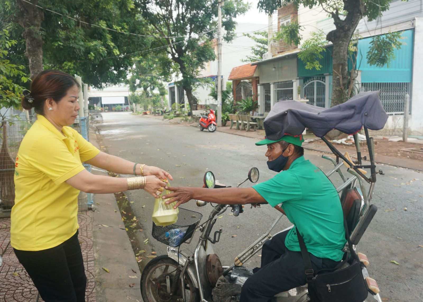Ông Nguyễn Hùng Vững trao cơm chay cho lao động có hoàn cảnh khó khăn