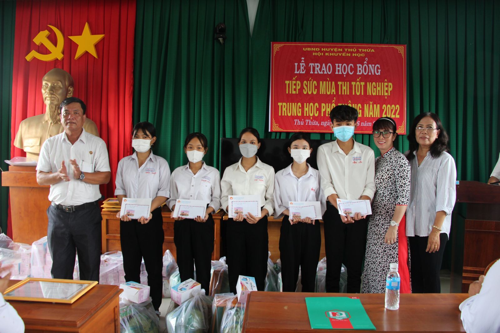 Hội Khuyến học huyện Thủ Thừa trao học bổng Tiếp sức mùa thi cho thí sinh