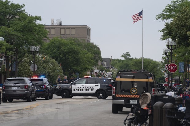 Cảnh sát phong tỏa hiện trường vụ xả súng nhằm vào đoàn diễu hành kỷ niệm Ngày Độc lập ở khu vực Highland Park. (Ảnh: AFP/TT)