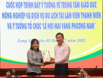 Vice Chairman of Provincial People's Committee - Pham Tan Hoa highly appreciates idea of tourism development at Youth Forest Park & Tan Tay Apricot Blossom Village