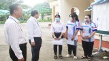 Phó Chủ tịch UBND tỉnh - Nguyễn Minh Lâm động viên thí sinh bình tĩnh, tự tin làm bài