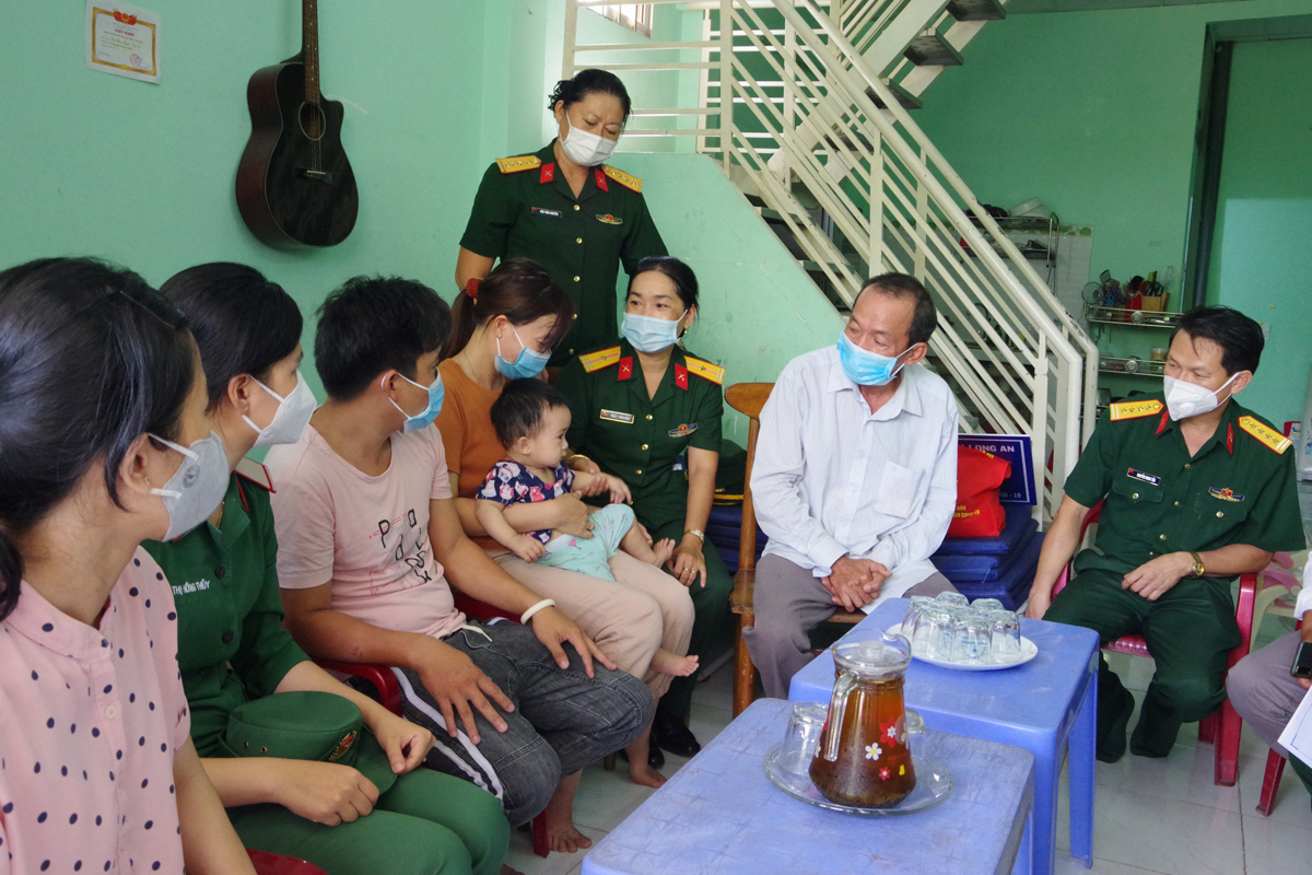 Xây dựng cán bộ 3 giỏi từ phong trào phụ nữ Cán bộ, hội viên ân cần thăm hỏi trẻ mồ côi do Covid-19 mà Hội Phụ nữ Bộ Chỉ huy Quân sự tỉnh nhận đỡ đầu
