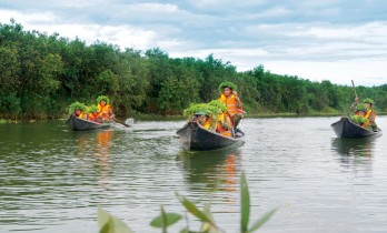 Huấn luyện bơi xuồng ba lá cho bộ đội