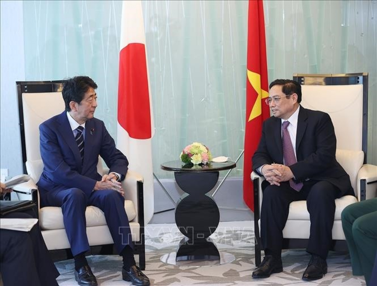 Thủ tướng Phạm Minh Chính và cựu Thủ tướng Nhật Bản Abe Shinzo. (Ảnh: TTXVN)