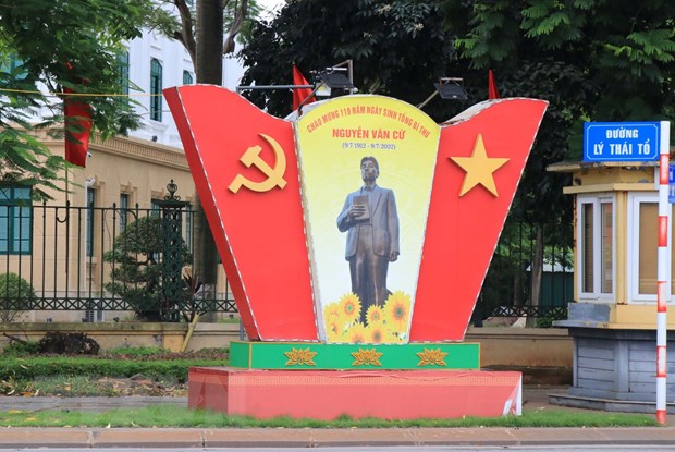 Phát huy tinh thần 'tự chỉ trích' của Tổng Bí thư Nguyễn Văn Cừ Thành phố Từ Sơn trang trí cờ hoa, biểu ngữ, khẩu hiệu tuyên truyền kỷ niệm 110 năm Ngày sinh Tổng Bí thư Nguyễn Văn Cừ. (Ảnh: Thái Hùng/TTXVN)