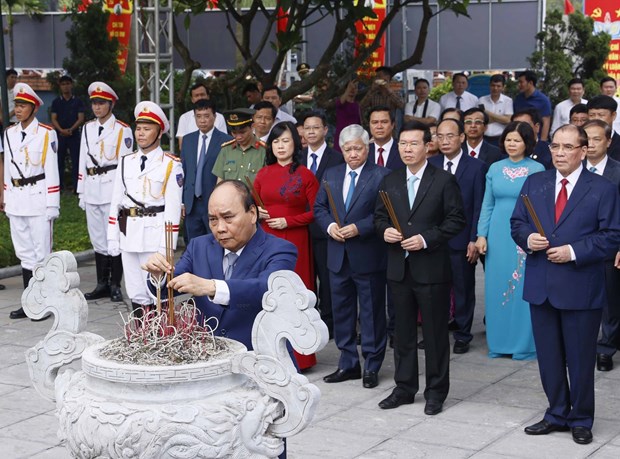 Phát huy tinh thần 'tự chỉ trích' của Tổng Bí thư Nguyễn Văn Cừ Chủ tịch nước Nguyễn Xuân Phúc dâng hương tại Khu lưu niệm Tổng Bí thư Nguyễn Văn Cừ, phường Phù Khê, thành phố Từ Sơn, tỉnh Bắc Ninh. (Ảnh: Thống Nhất/TTXVN)