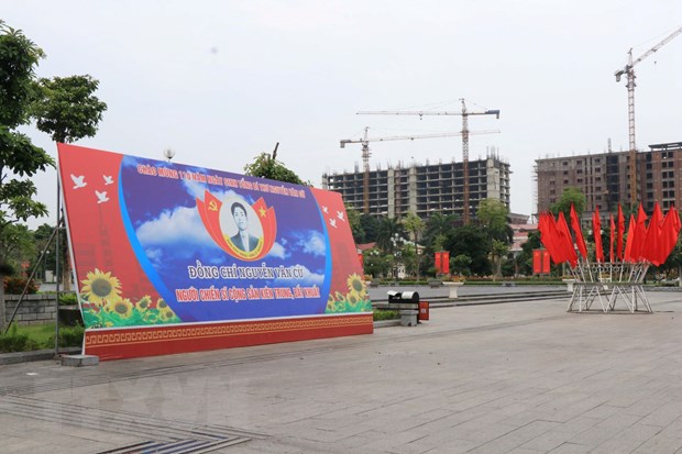 Phát huy tinh thần 'tự chỉ trích' của Tổng Bí thư Nguyễn Văn Cừ Thành phố Từ Sơn trang trí cờ hoa, biểu ngữ, khẩu hiệu tuyên truyền kỷ niệm 110 năm ngày sinh Tổng Bí thư Nguyễn Văn Cừ. (Ảnh: Thái Hùng/TTXVN)