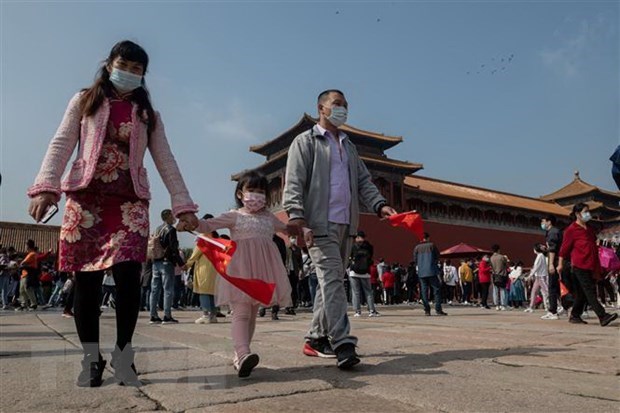 Người dân tham quan Tử Cấm Thành tại Bắc Kinh, Trung Quốc. (Ảnh: AFP/TTXVN)