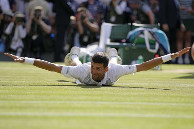 Djokovic ăn mừng sau khi giành chiến thắng. (Nguồn: AP)