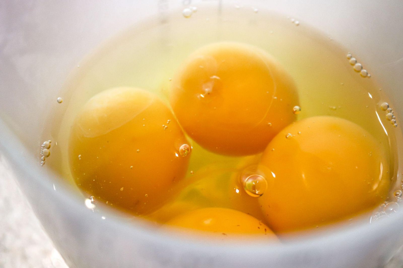 Dầu lòng đỏ trứng gà giúp dưỡng da mông hiệu quả