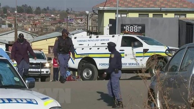 Cảnh sát được triển khai tại hiện trường vụ nổ súng ở thị trấn Soweto, Nam Phi. (Ảnh: ABC/TTXVN)
