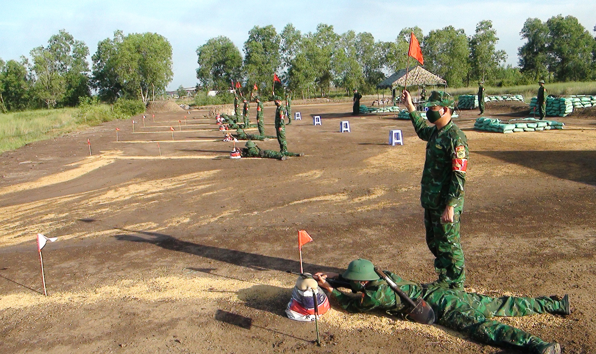 Các chiến sĩ mới kiểm tra bắn đạn thật tại trường bắn sau 3 tháng huấn luyện theo chương trình chung của Bộ Quốc phòng
