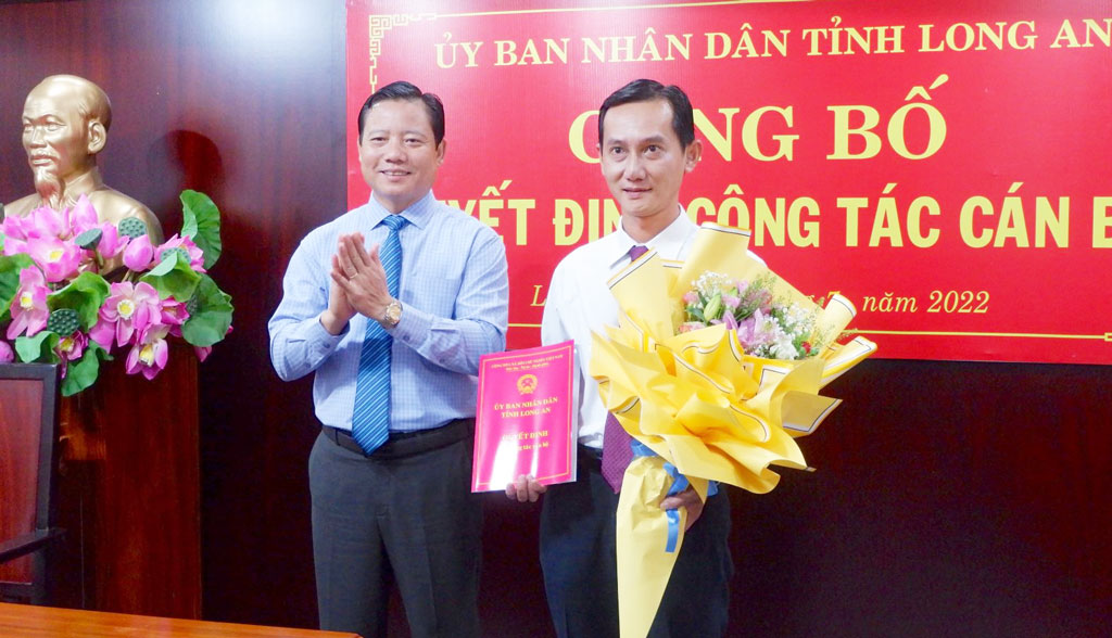 UBND tỉnh Long An trao quyết định về công tác cán bộ