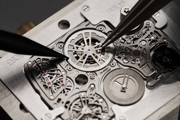 Phần máy cực kỳ tinh xảo của chiếc đồng hồ. (Nguồn: Oddity Central)