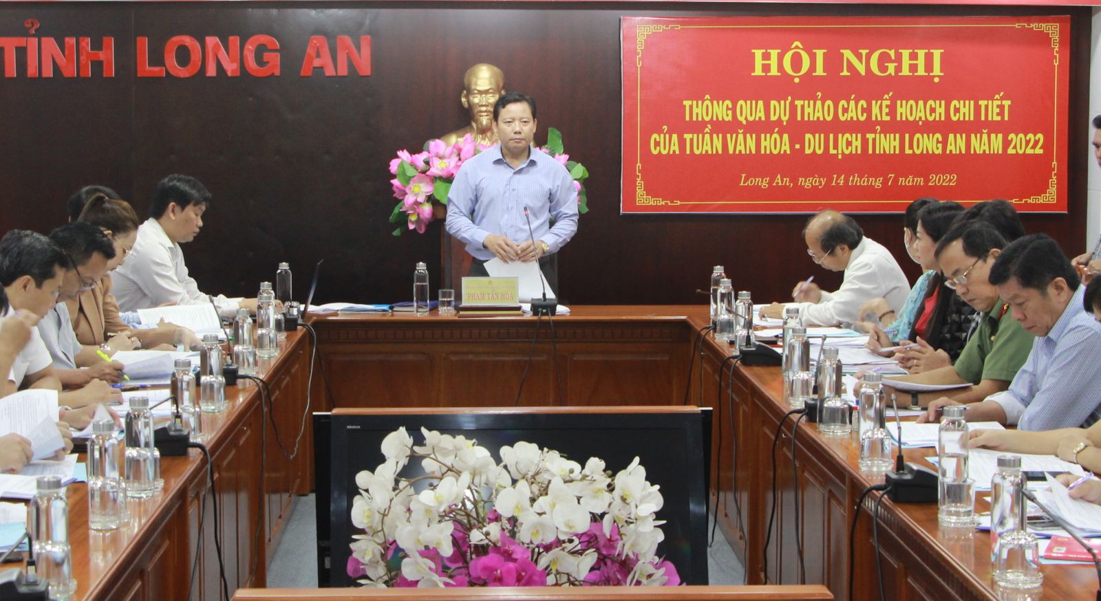 Vice Chairman of the Provincial People's Committee - Pham Tan Hoa chairs the conference