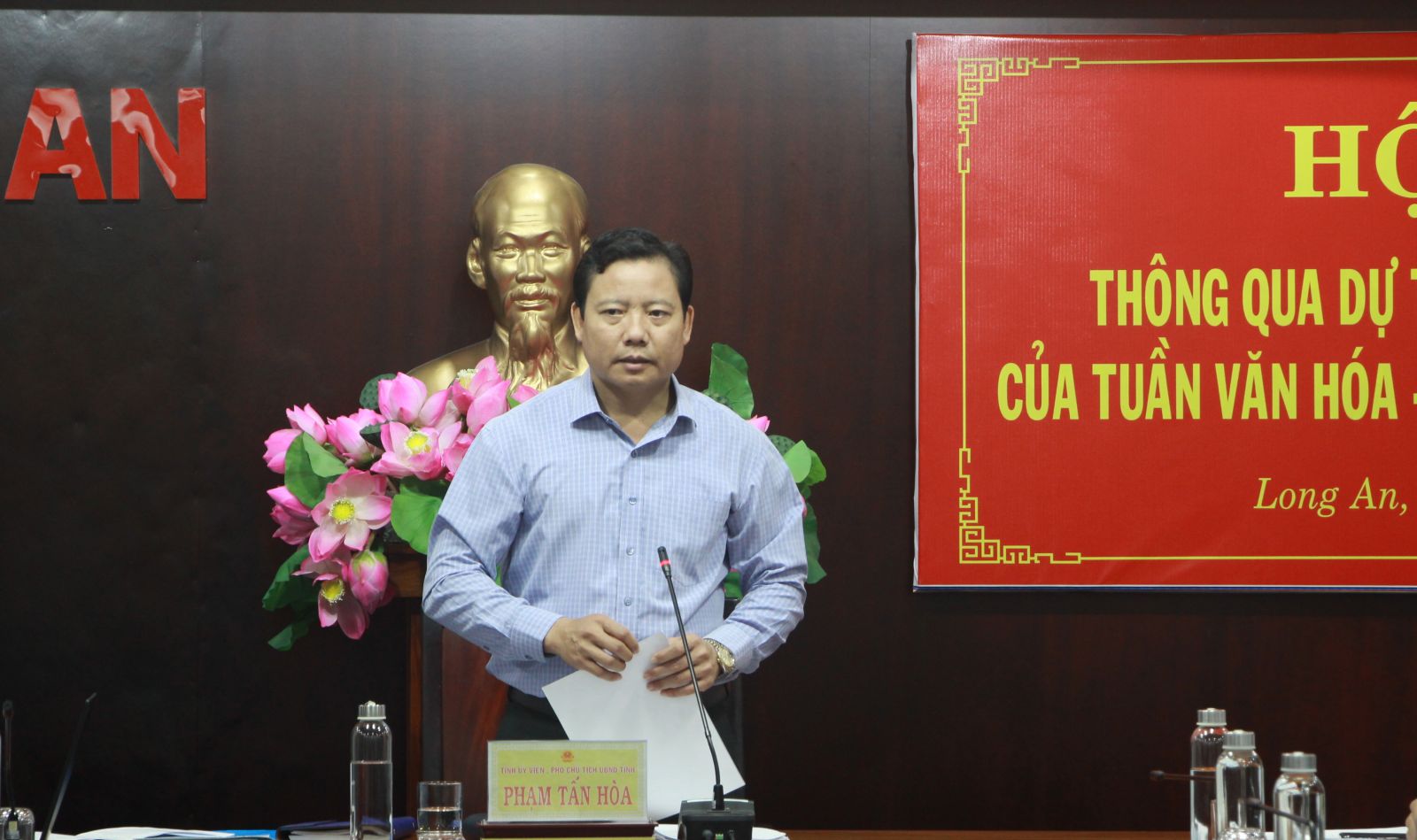 Vice Chairman of the Provincial People's Committee - Pham Tan Hoa requested that the cultural art program of the opening and closing sessions of the event had to solemnly match the theme and content