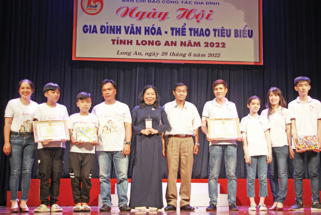 Gia đình anh Trần Thanh Phương, chị Lê Thị Kiều Oanh (gia đình bên phải) nhận giải Nhì phần thi nấu ăn tại Ngày hội Gia đình văn hóa - thể thao tiêu biểu