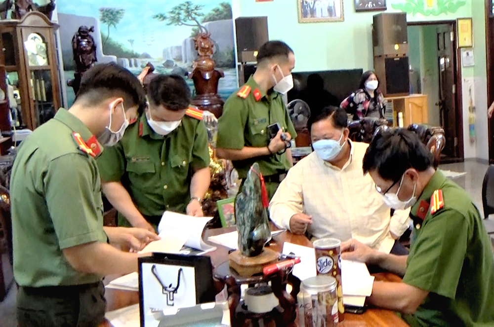 Bị can Nguyễn Bá Quân (áo trắng) chứng kiến lực lượng Công an khám xét nơi ở thu thập chứng cứ liên quan vụ án. Ảnh CTV