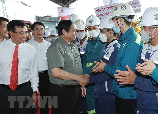 Thủ tướng Phạm Minh Chính với cán bộ, kỹ sư, công nhân nhà máy nhiệt điện Sông Hậu 1. (Ảnh: Dương Giang/TTXVN)