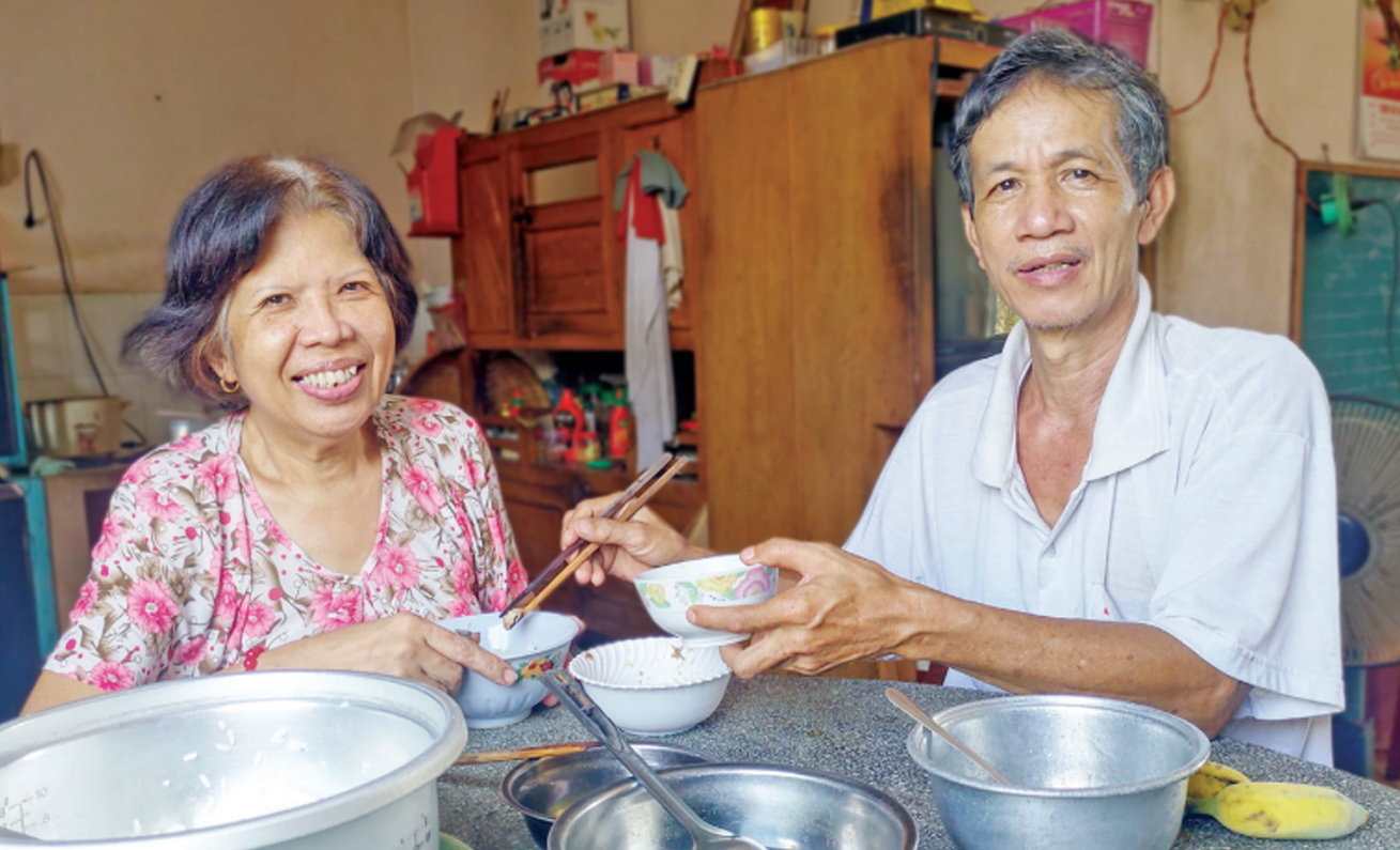 Chuyện tình đẹp của những thương binh Bữa cơm đong đầy hạnh phúc của vợ chồng ông Phạm Duy Nhù