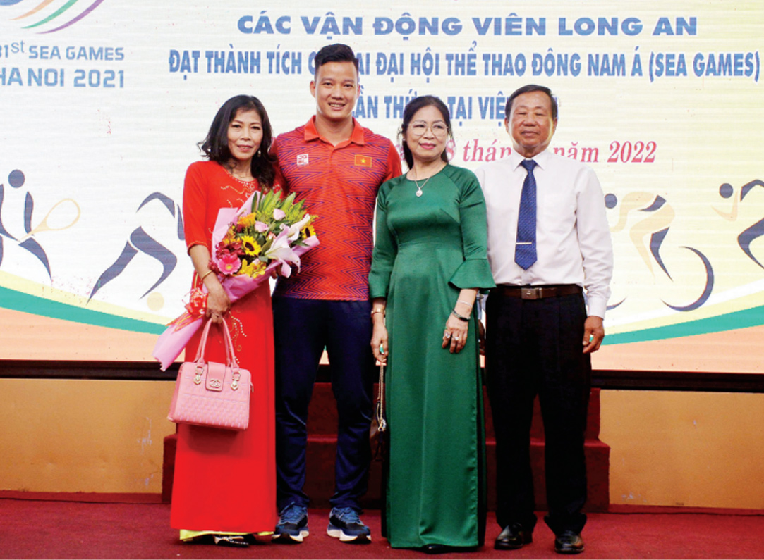 Hoài Văn chia sẻ niềm vui sau khi giành Huy chương Vàng cùng mẹ (bìa trái) trong ngày UBND tỉnh tuyên dương các vận động viên tiêu biểu