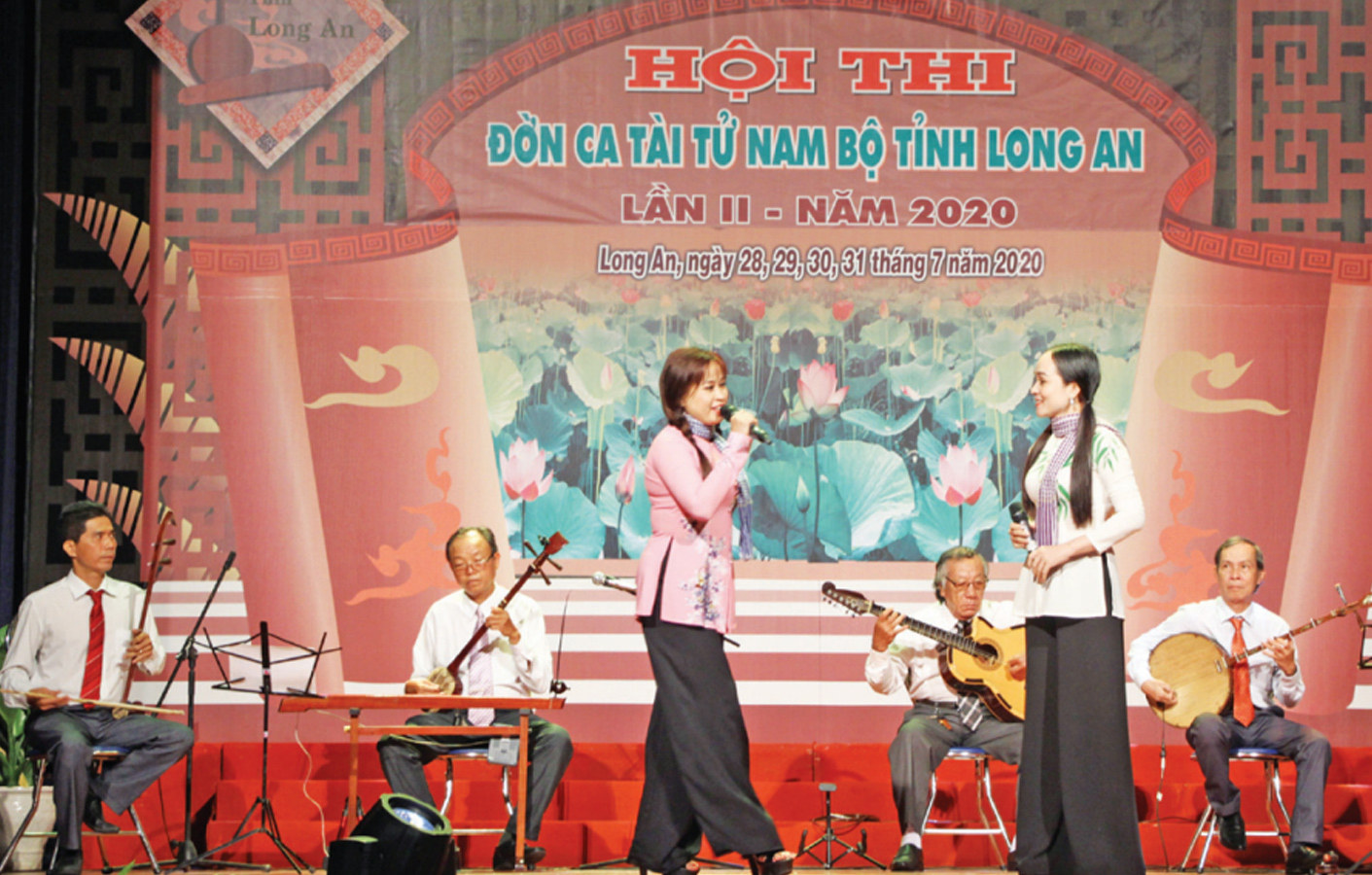 Văn nghệ sĩ góp sức tuyên truyền về nông thôn mới Hội thi Đờn ca tài tử tỉnh Long An về đề tài xây dựng nông thôn mới được tổ chức thường niên (hiện gián đoạn do dịch bệnh) (Trong ảnh: Tiết mục tham gia hội thi vào năm 2020)