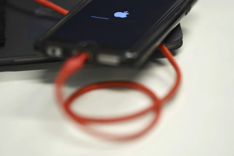 Sạc pin smartphone đúng cách sẽ mang đến lợi ích lâu dài cho người dùng. Ảnh AFP