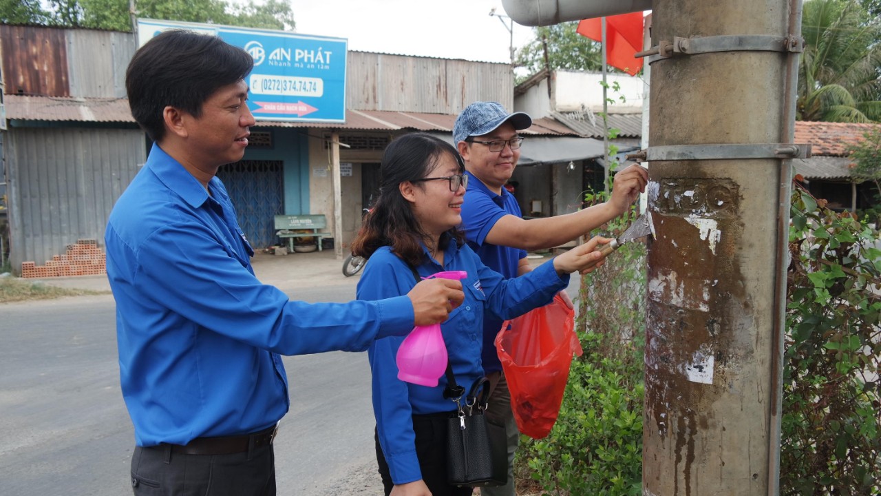 Các đối tượng quảng cáo, rao vặt lợi dụng vào những thời điểm cơ quan chức năng, người dân khó phát hiện như buổi tối, trưa vắng để dán, phát tờ rơi khắp các đường phố, ngõ ngách